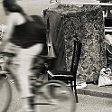 ich traute meinen augen nicht, als ich aus dem fenster sah!<br />kaum zurück von der reise, schien mich eine fata morgana zu narren.<br />träumte ich etwa nur, daß ich wach, anwesend sei?<br />oder fiel ich ins jenseits der mauer?<br />in tiefste finsternis jeglicher erfahrungslosigkeit?<br />ewigem vergessen anheim geworfen?<br />sprich zu mir, murmeltier, oder schweige für immer!<br />wirf mich nicht tagein & tagaus in die wiederholung!<br />zeitlupenhaftes.<br />