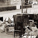 ach fliegenschiß und schneckenfleck !<br />handelte es sich doch unleugbar nicht bloß um einen alleinstehenden einsamen stuhl,<br />dessen name selbst bei flüchtigster betrachtung sogleich erinnerungen zu wecken vermöchte,<br />assoziationen wie staub aufwirbele.<br />nein, jener ist ein stuhl unter stühlen - in geschlossener gesellschaft<br />( eine die dem untergang geweiht sei, sich auflöse ins nicht mehr existente ).<br />unleugbar wirklichkeitsbehaftet in plötzlicher erkenntnis nackter wahrheit:<br />es handele sich nurmehr um eine ansammlung von sperrmüll !<br />unbrauchbar gewordene objekte, trashkultur, als wertlos nun erachtet.<br />endzeitgleich gestapeltes chaos - auf das niemand mehr einen anspruch anmelden wird. <br />